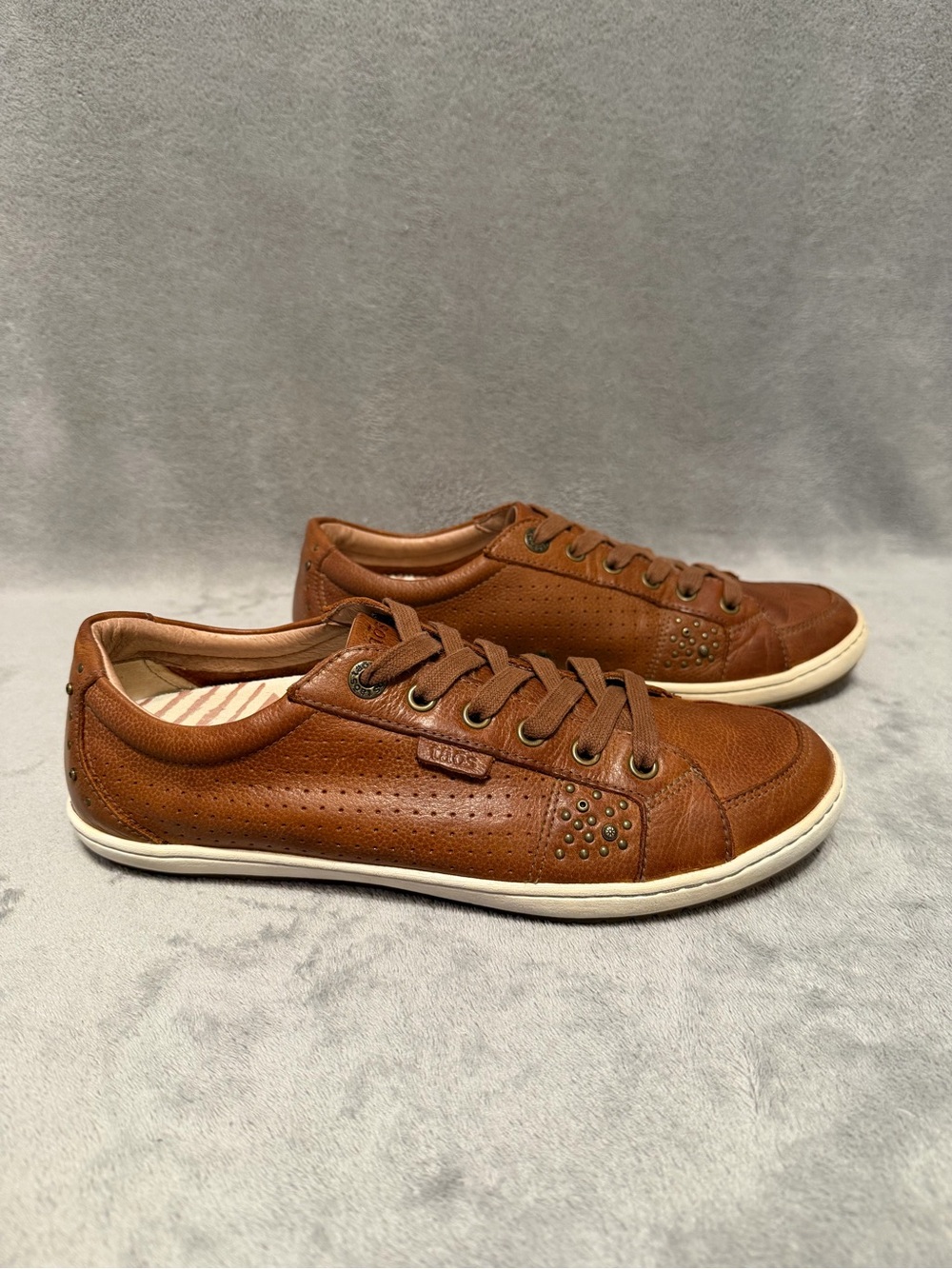 TAOS Women's Freedom Studded Brown Leather Sneakers Low-Top/Lace-Up Size 9.5